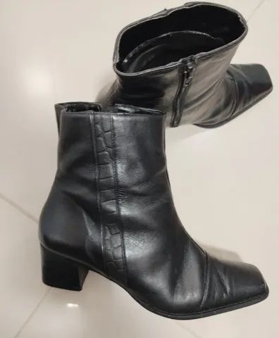 Bota feminina em couro cano médio