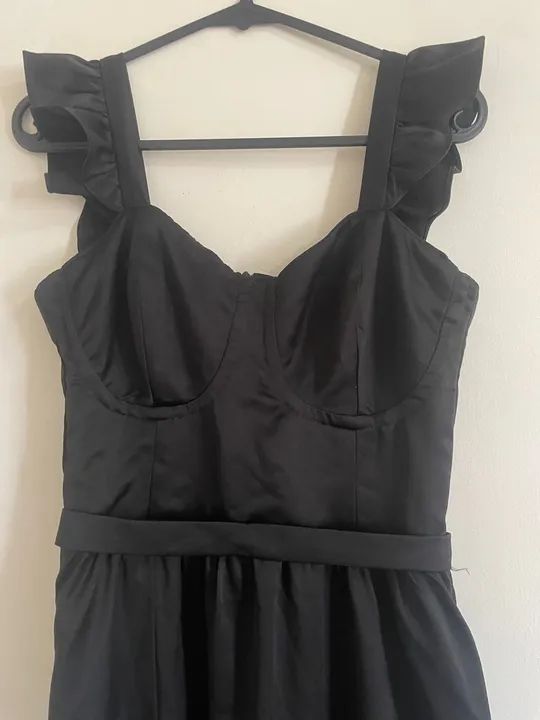 Vestido preto com marcação no peito e com folho na alça  - Foto 3
