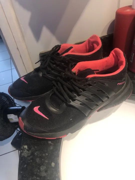 Tênis Nike Preto com Detalhes Rosa