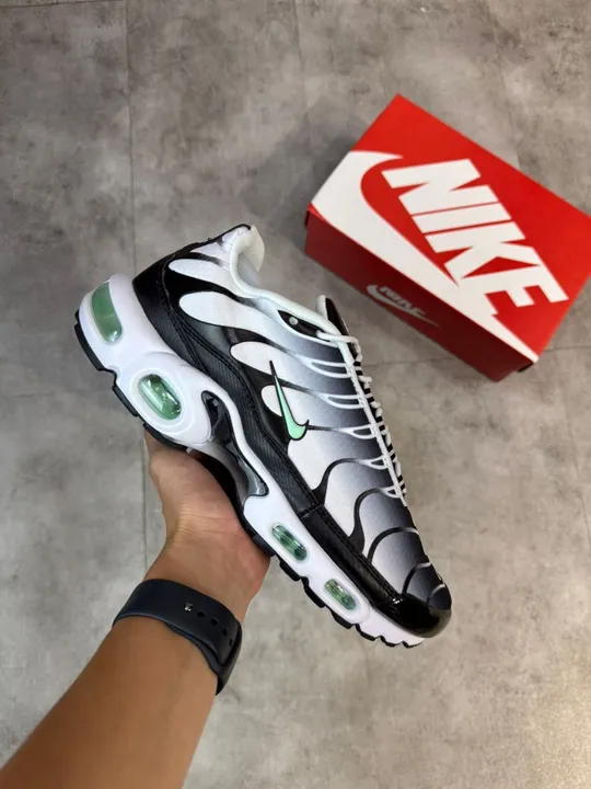 Tênis Nike Air Max Plus Verde, Preto e Branco