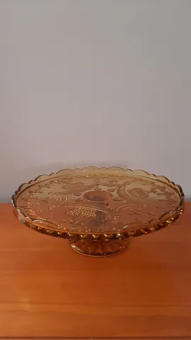 Boleira em vidro âmbar decorada com coroas