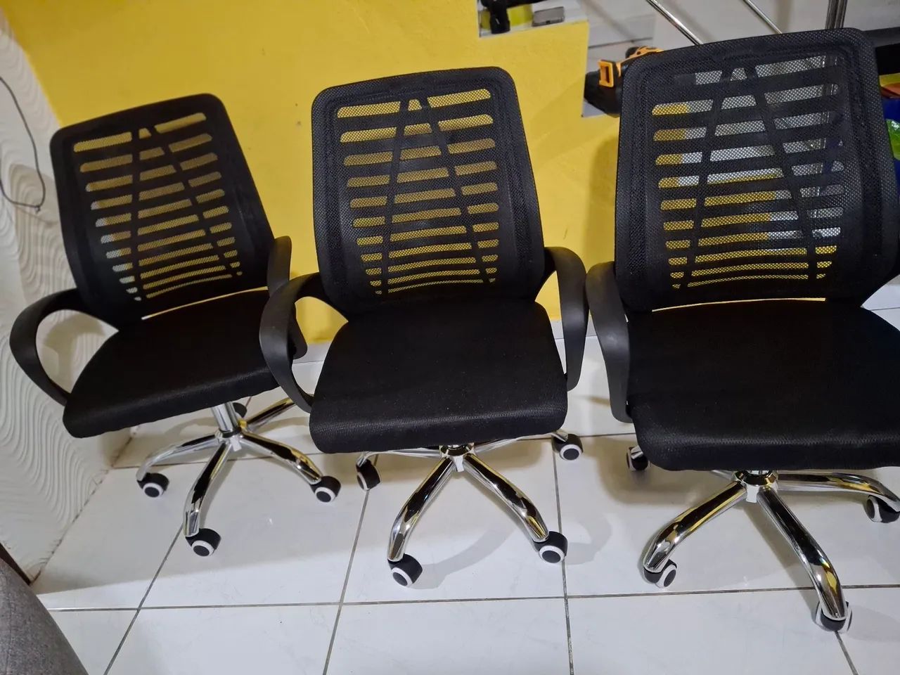 Cadeira de escritório giratoria preta 