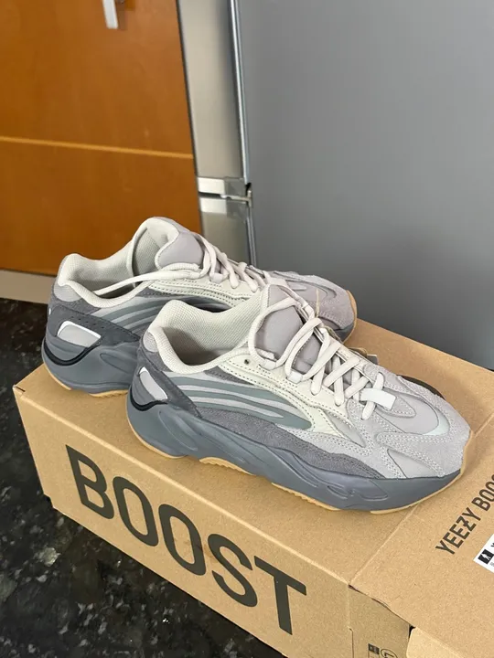 Tênis Adidas Yeezy Boost 700