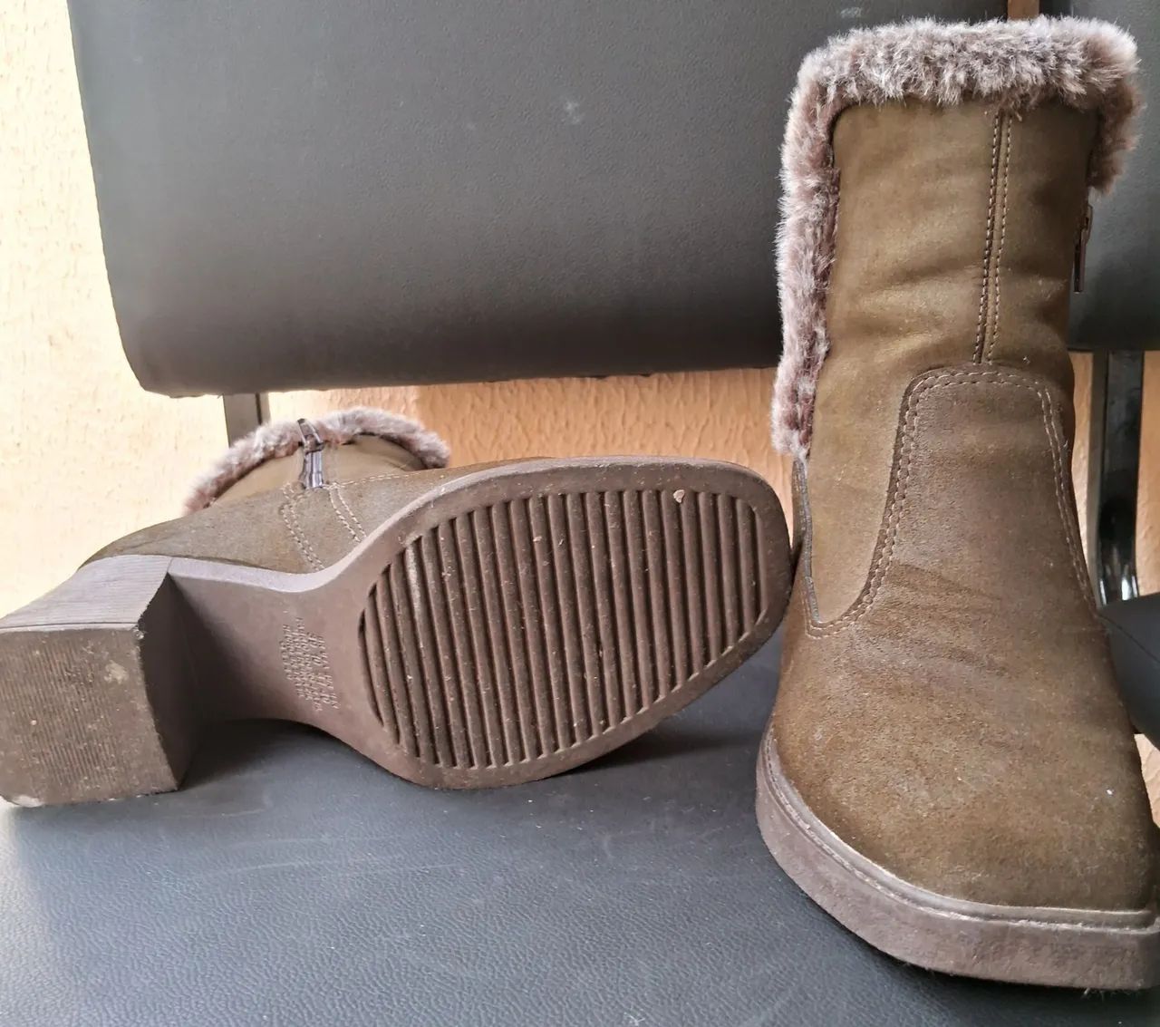 Botas de camurça com detalhes em pele sintética - Foto 4