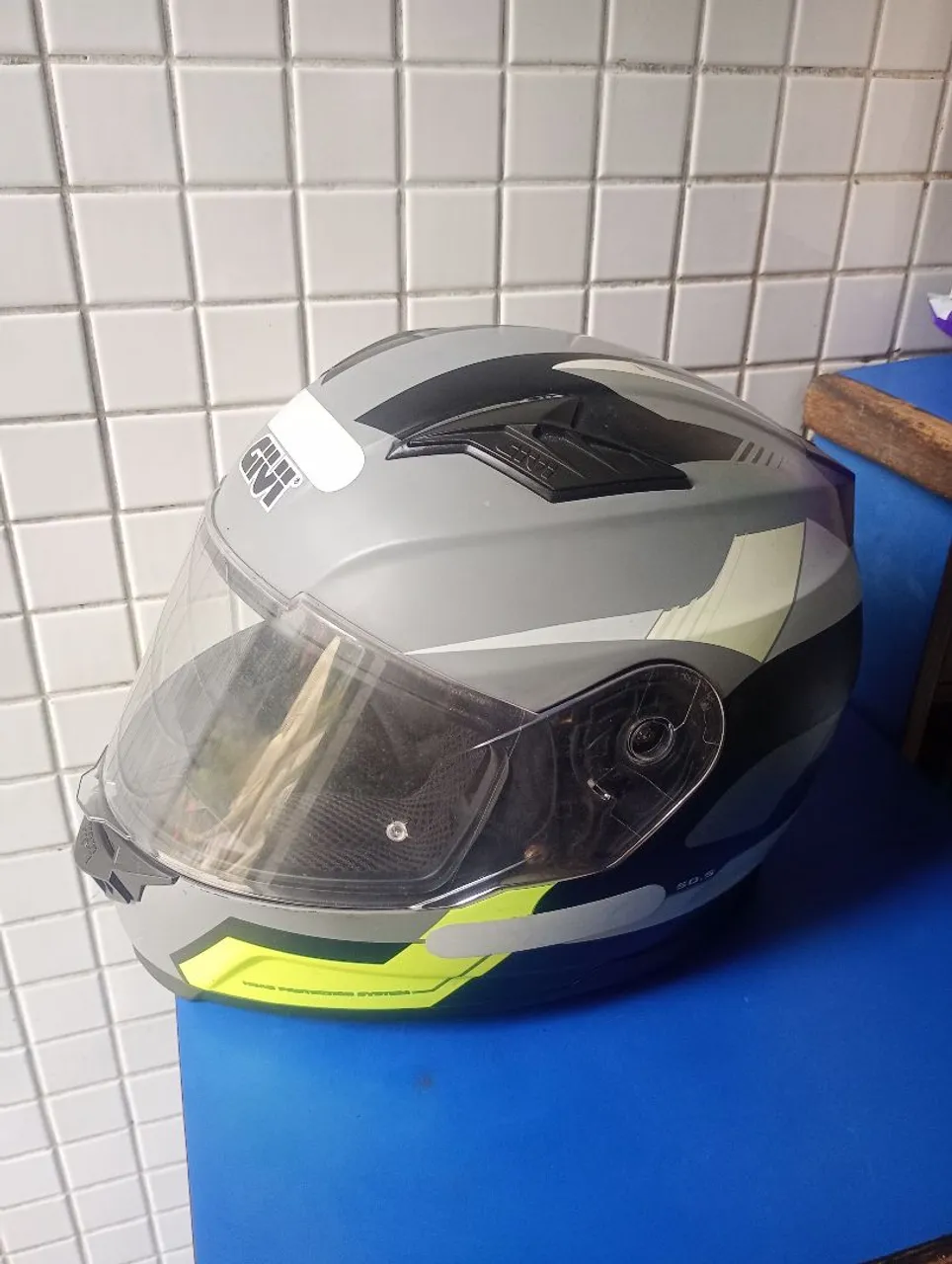 Capacete GIVI - Equipamento de Proteção para Motociclista