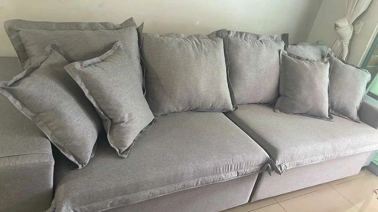 Sofá Cinza Confortável com Almofadas - Foto 2