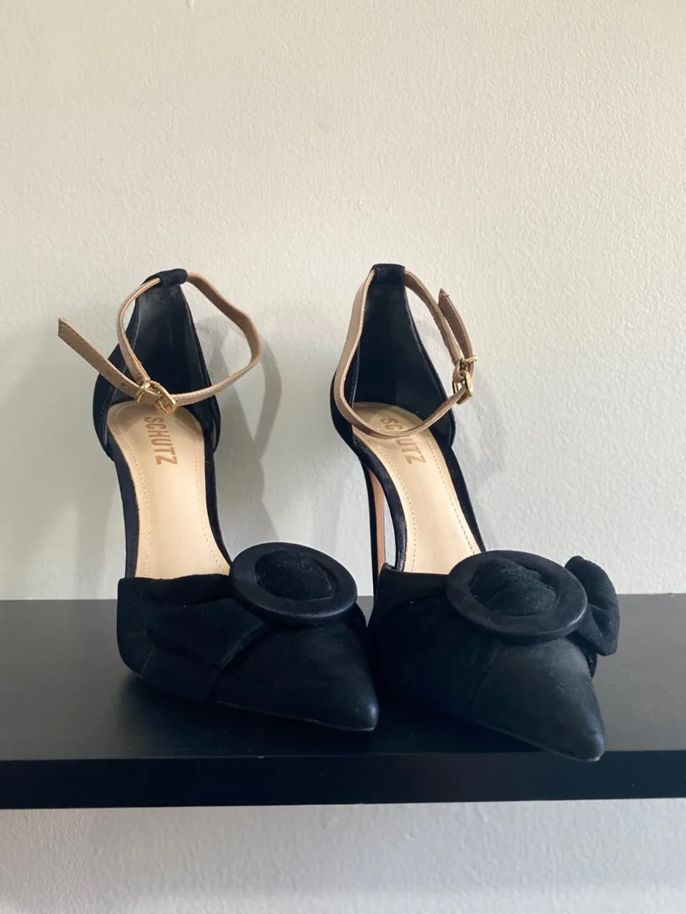 Scarpin Schutz preto com fivela
