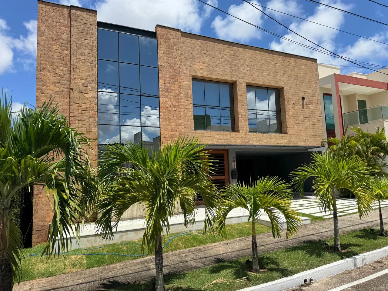 Alugo linda casa mobiliada no Bosque dos Poetas com 360m2 (A.Const.), 4 suítes e 2 VG