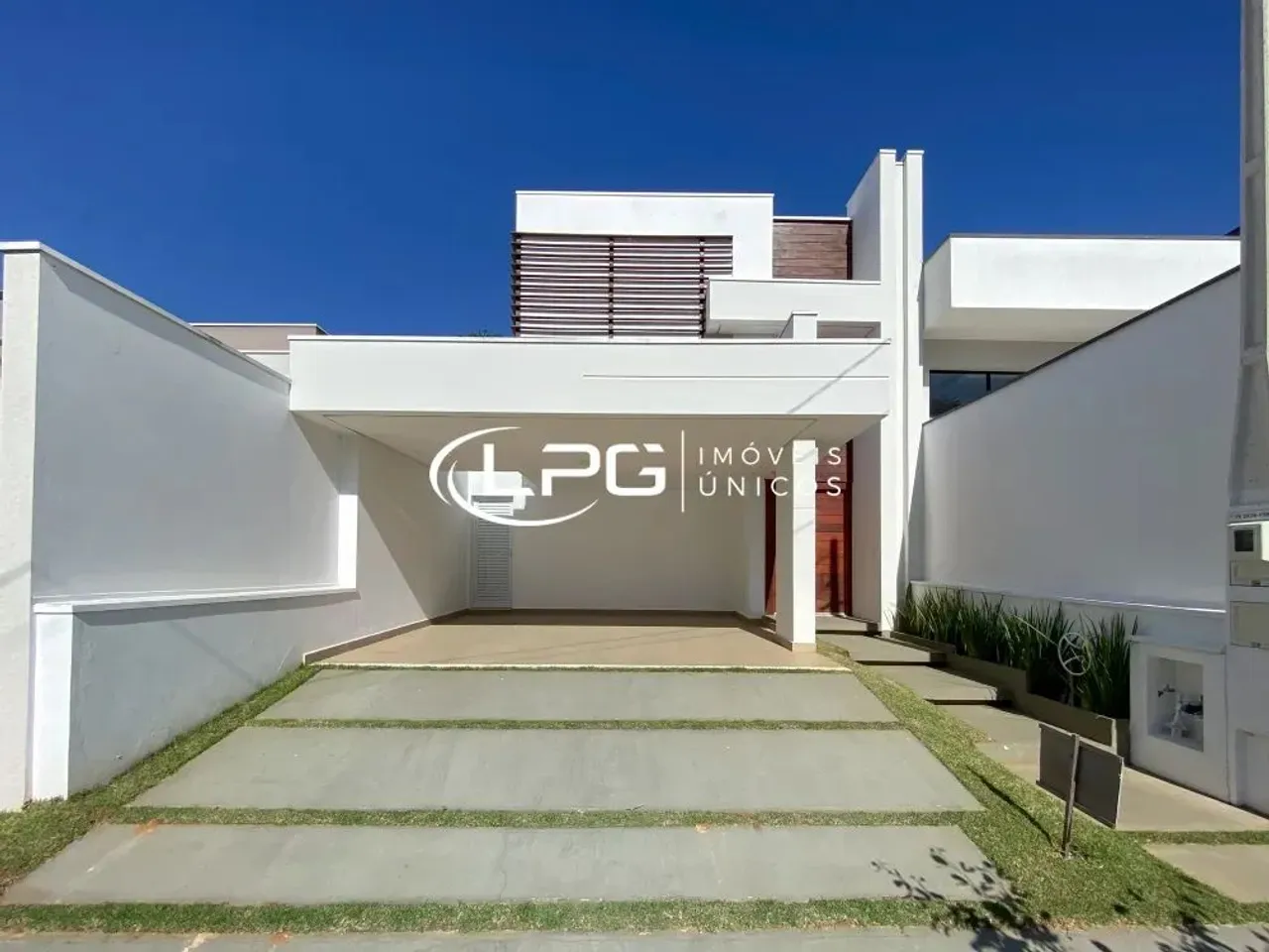Sobrado em condomínio com 3 suítes para Locação, 152m² por R$ 6.000,00/mês e para venda R$