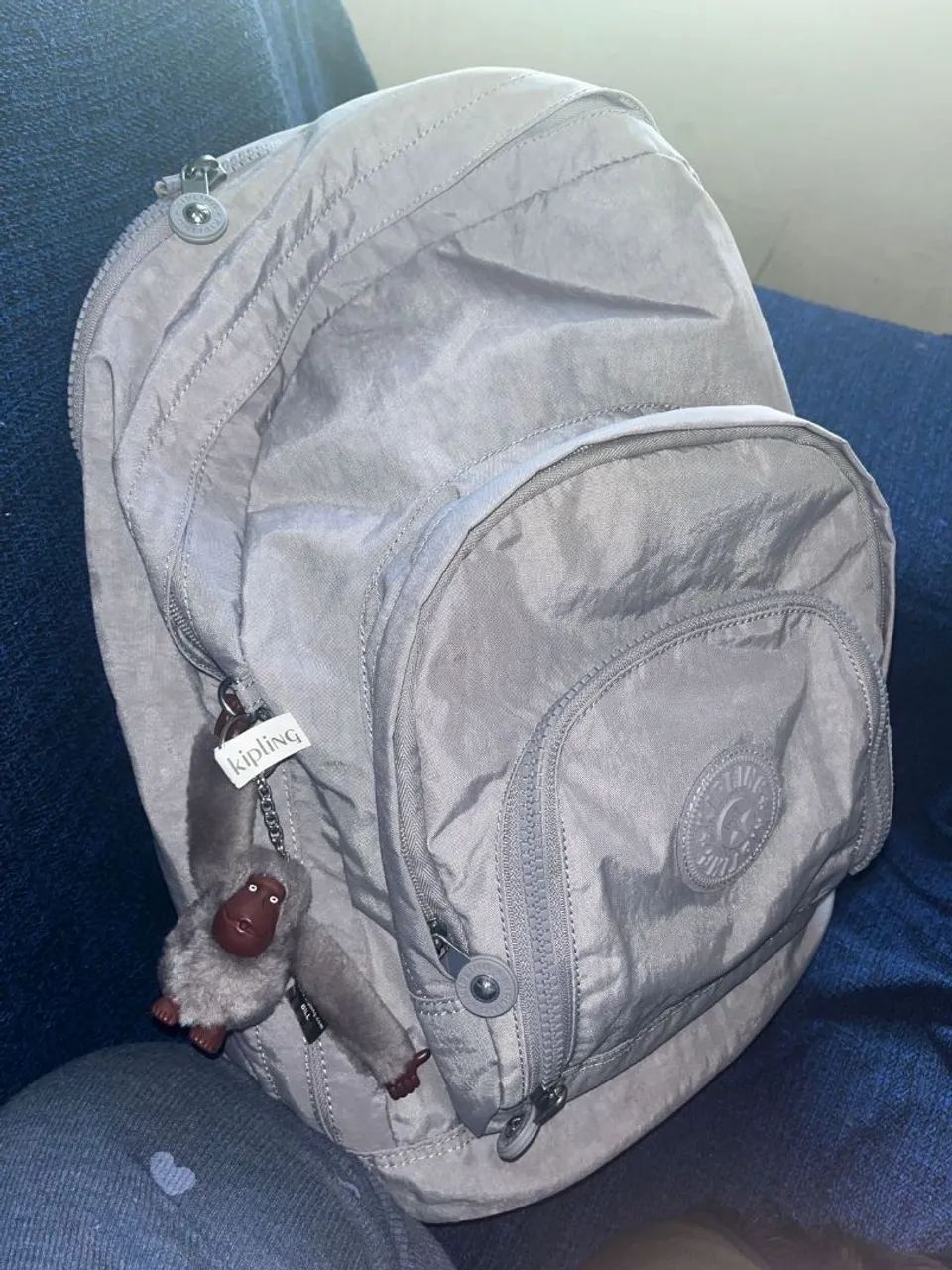 KIPLING HARPER 27L ROXO ACINZENTADO- NOVO