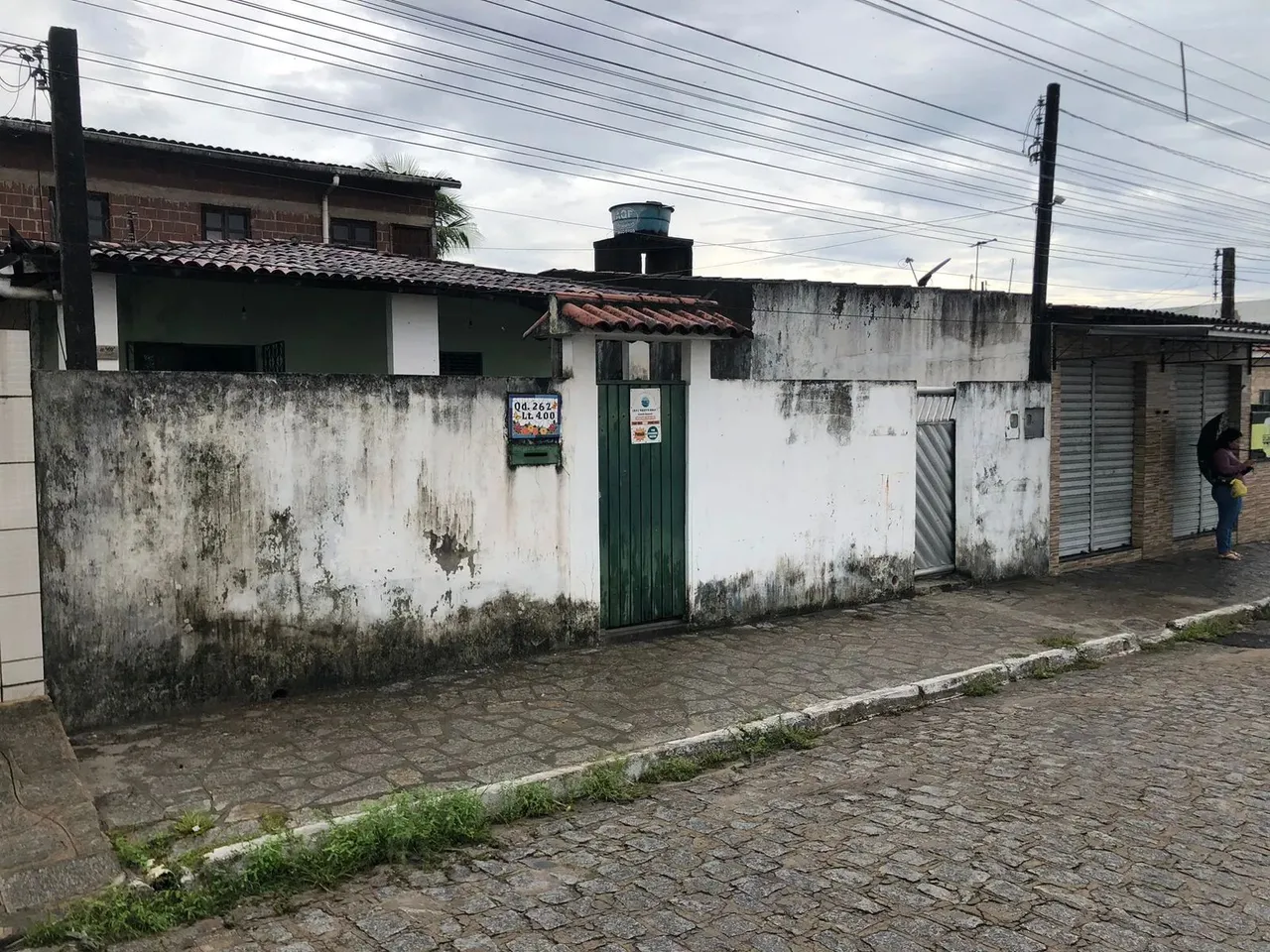 Vendo casa com 2 kitnets
