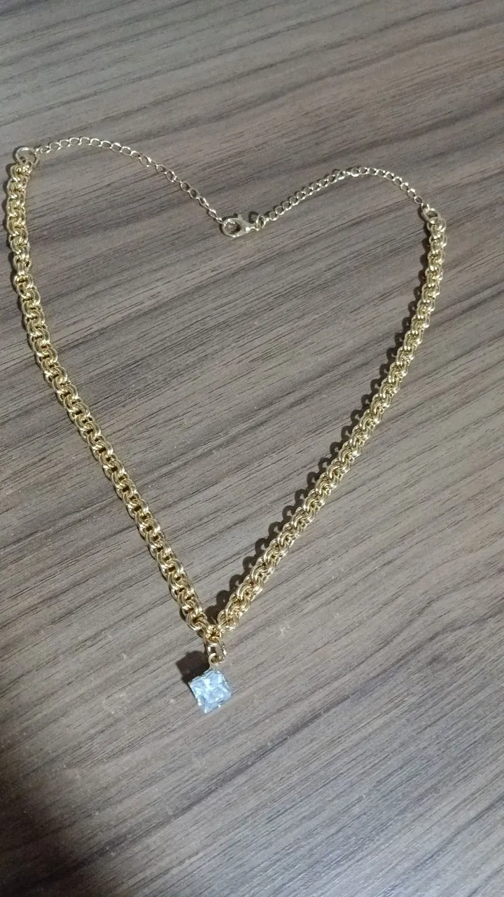 Colar folheado a ouro 18k com pedra de zircônia