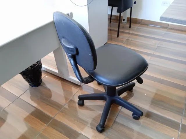 Cadeira de escritório giratória c/ rodas em Couro Ecológico / Plástico Preto - Foto 4