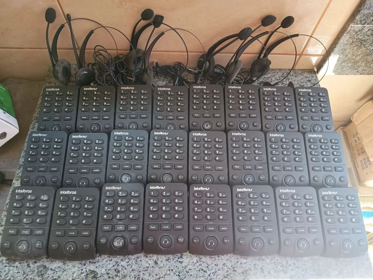 Vendo lote com 26 telefones headset sendo 20 Intelbras hsb 50 e 6 Practica T110. Leia.