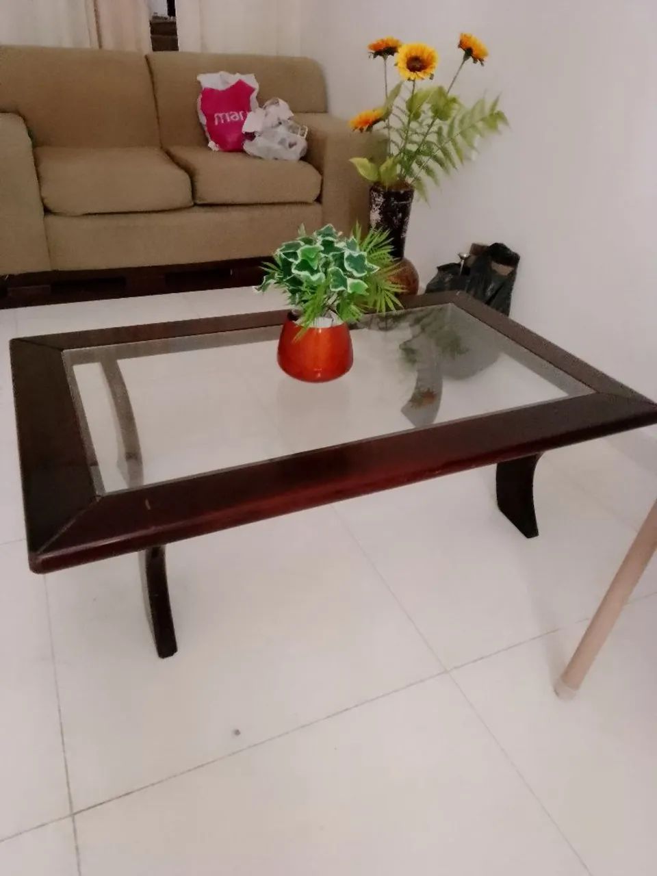 Mesa de centro em madeira com vidrom tampo de vidro