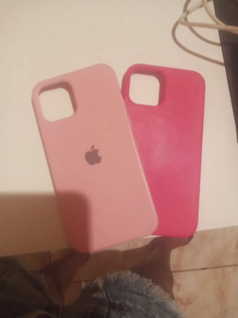 Capas para iPhone 12 em rosa e vermelho