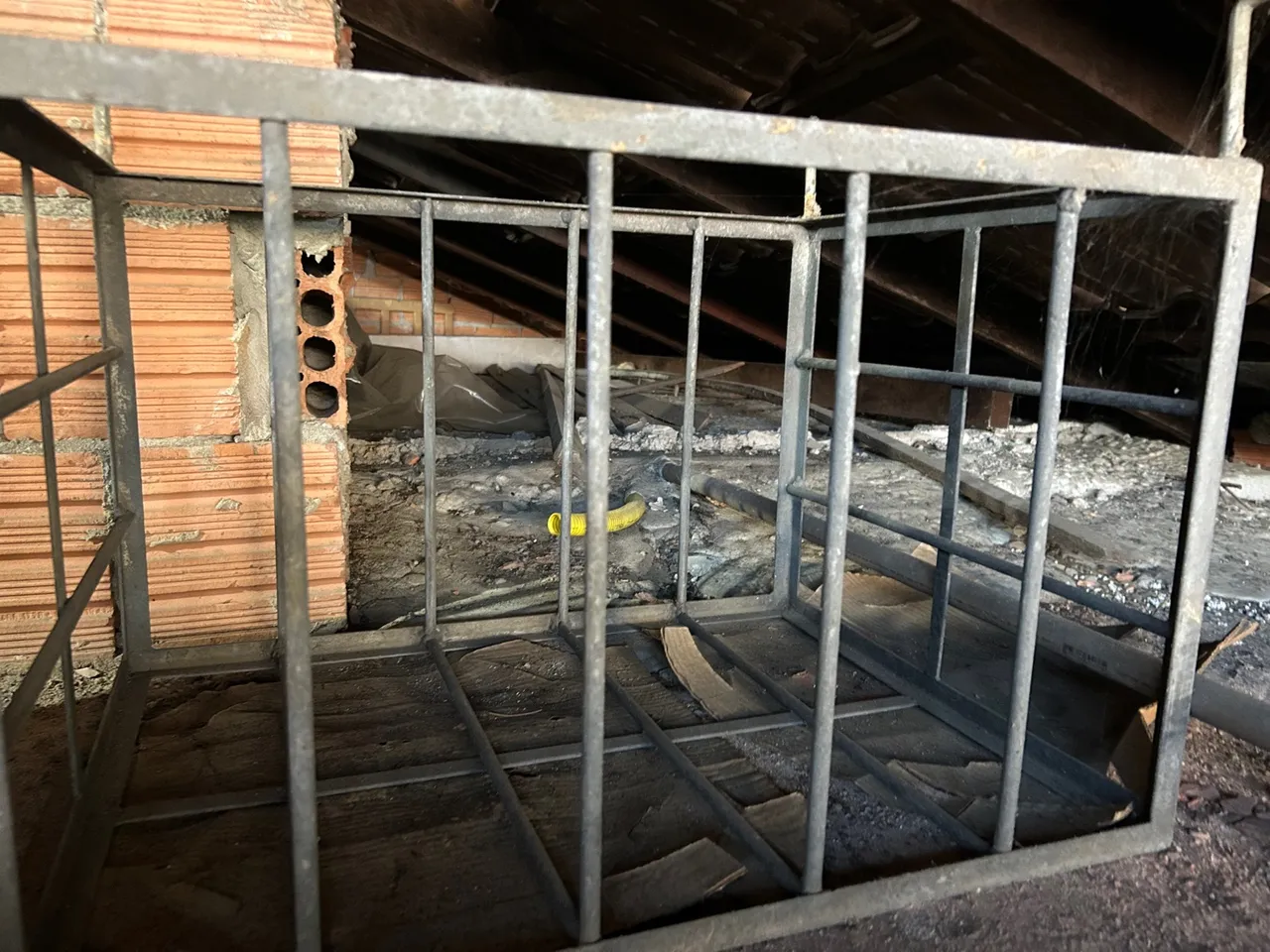 Grade de proteção em metal para ar condicionado de até 7.000 BTUs