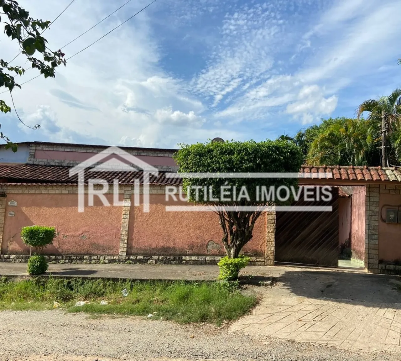 Excelente casa pra venda em Manilha com 3 quartos sendo um deles suíte, piscina, churrasqu