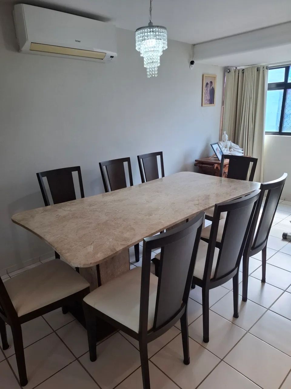 Lindíssima Mesa em mármore com 8 cadeiras em madeira