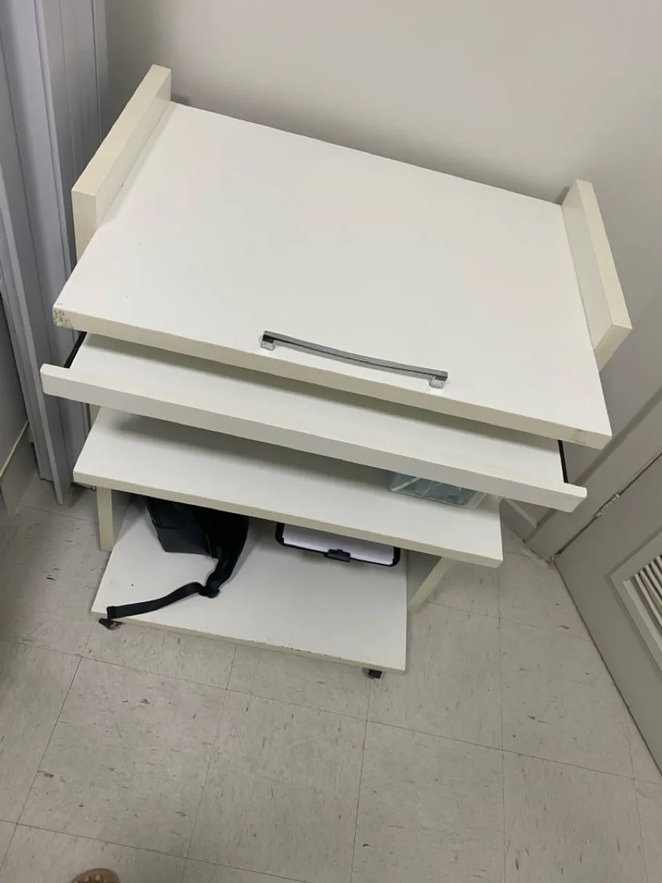 Mesa auxiliar para computador e aparelhos