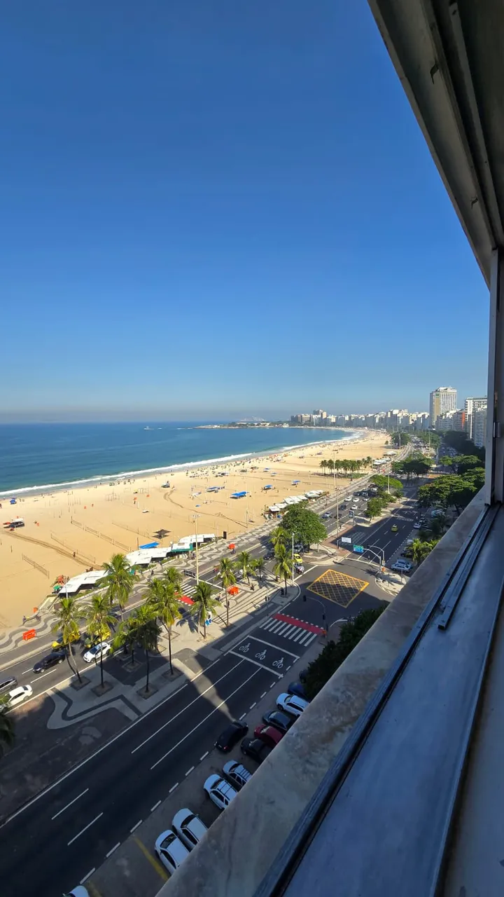 Copacabana . Apartamento com Salão, 2 Quartos, Sendo 1 Suíte e 1 Vaga.