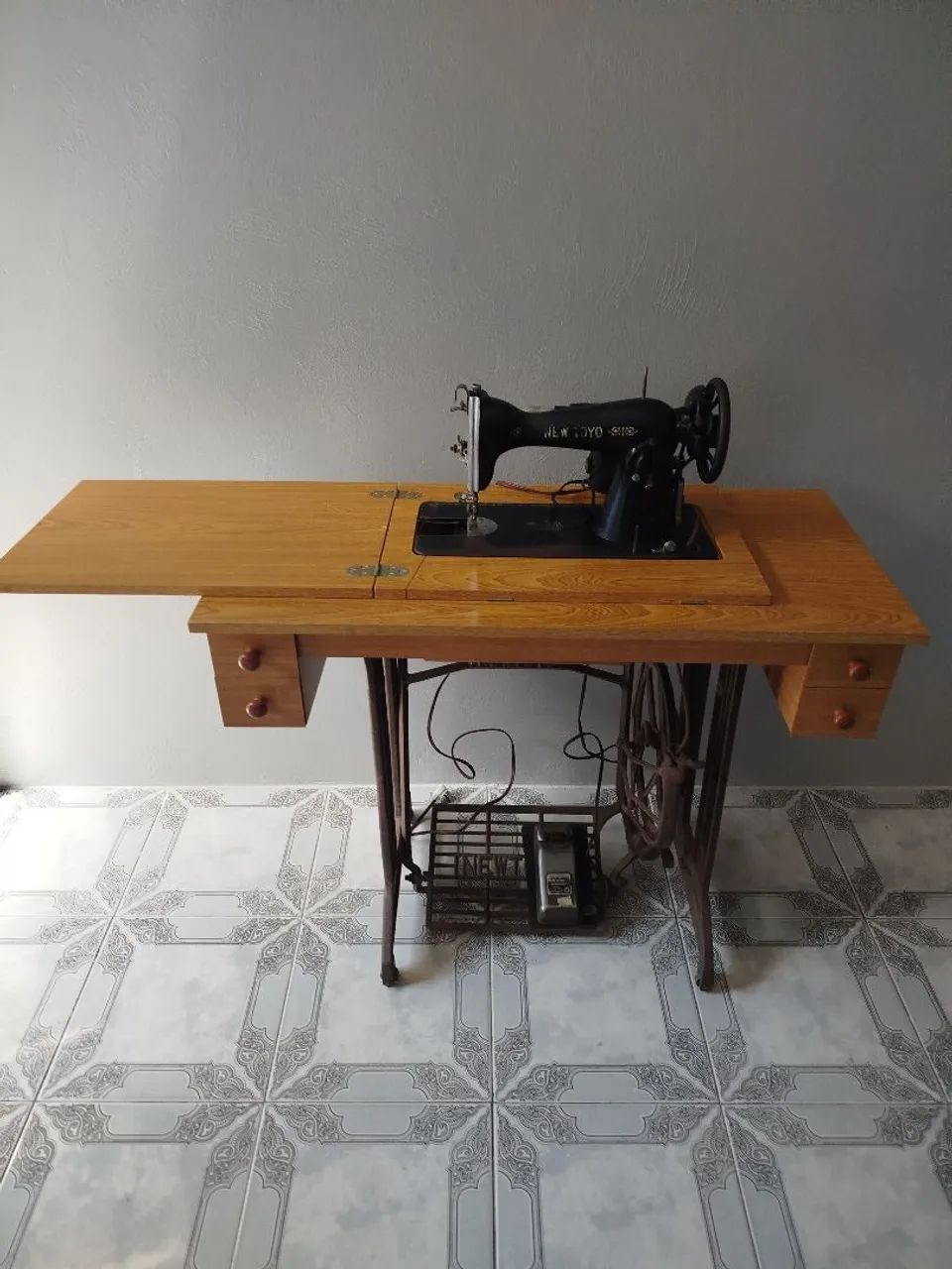 Máquina de costura antiga + pedal funcionando 65082763629186123