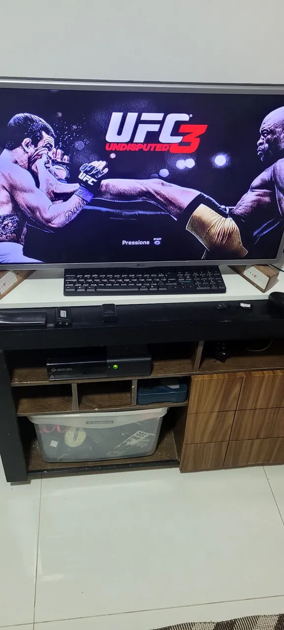 Xbox 360 com Jogo UFC Undisputed 3
