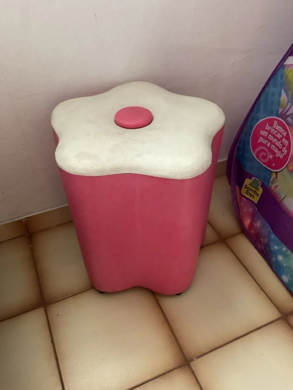Puf infantil formato de flor