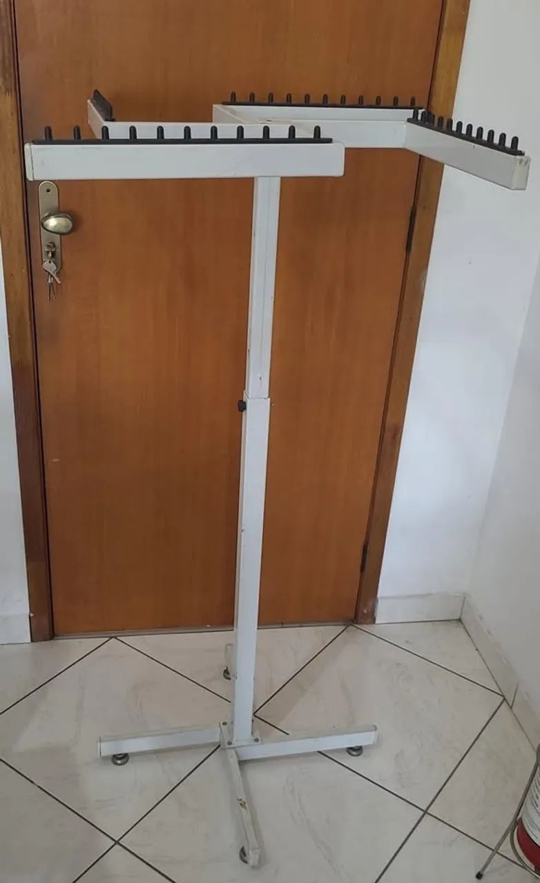 Arara Cabideiro Expositora Roupa - Resistente de ferro - Foto 2