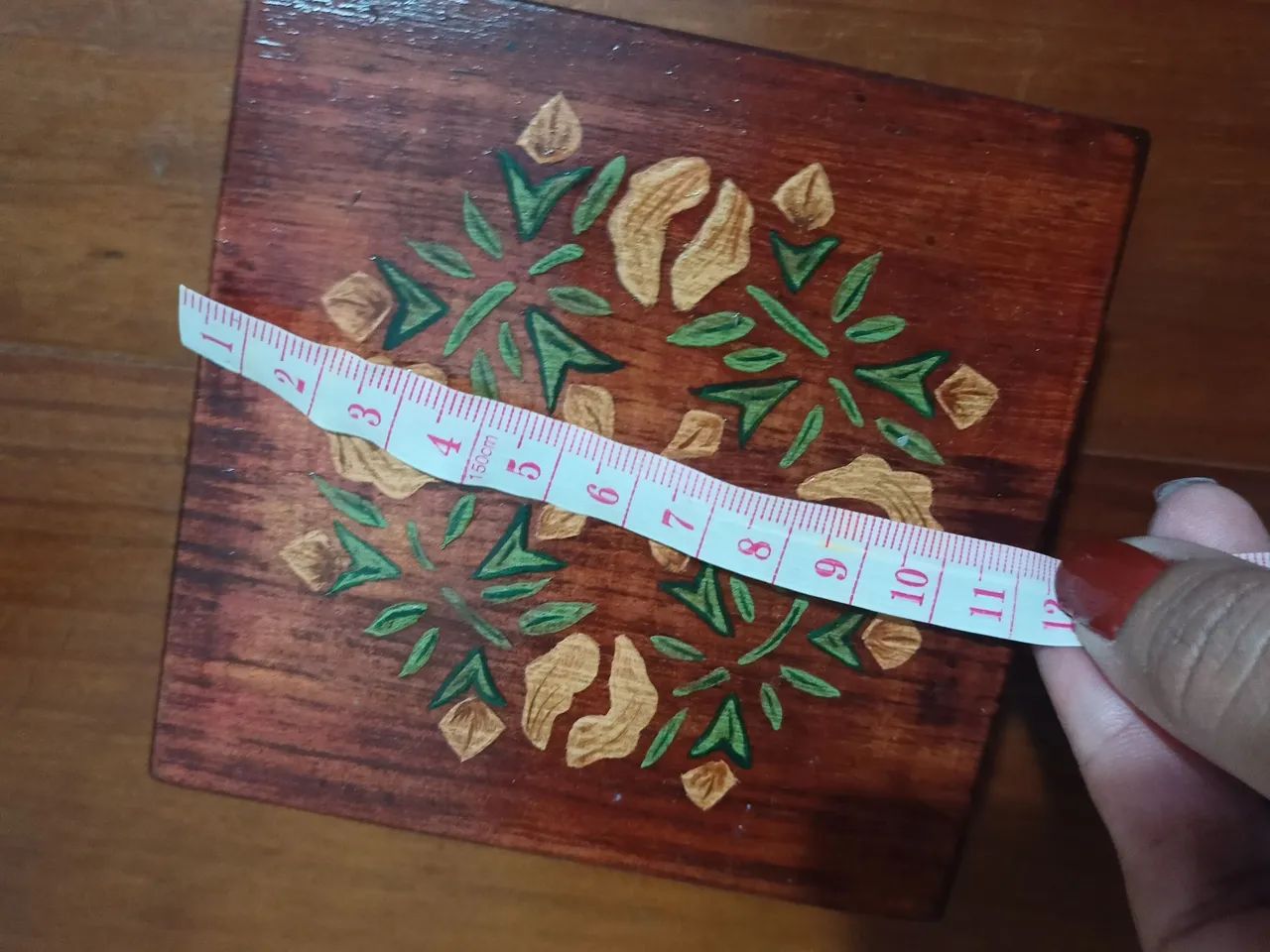 Caixa de madeira vintage com detalhes em dourado - Foto 5