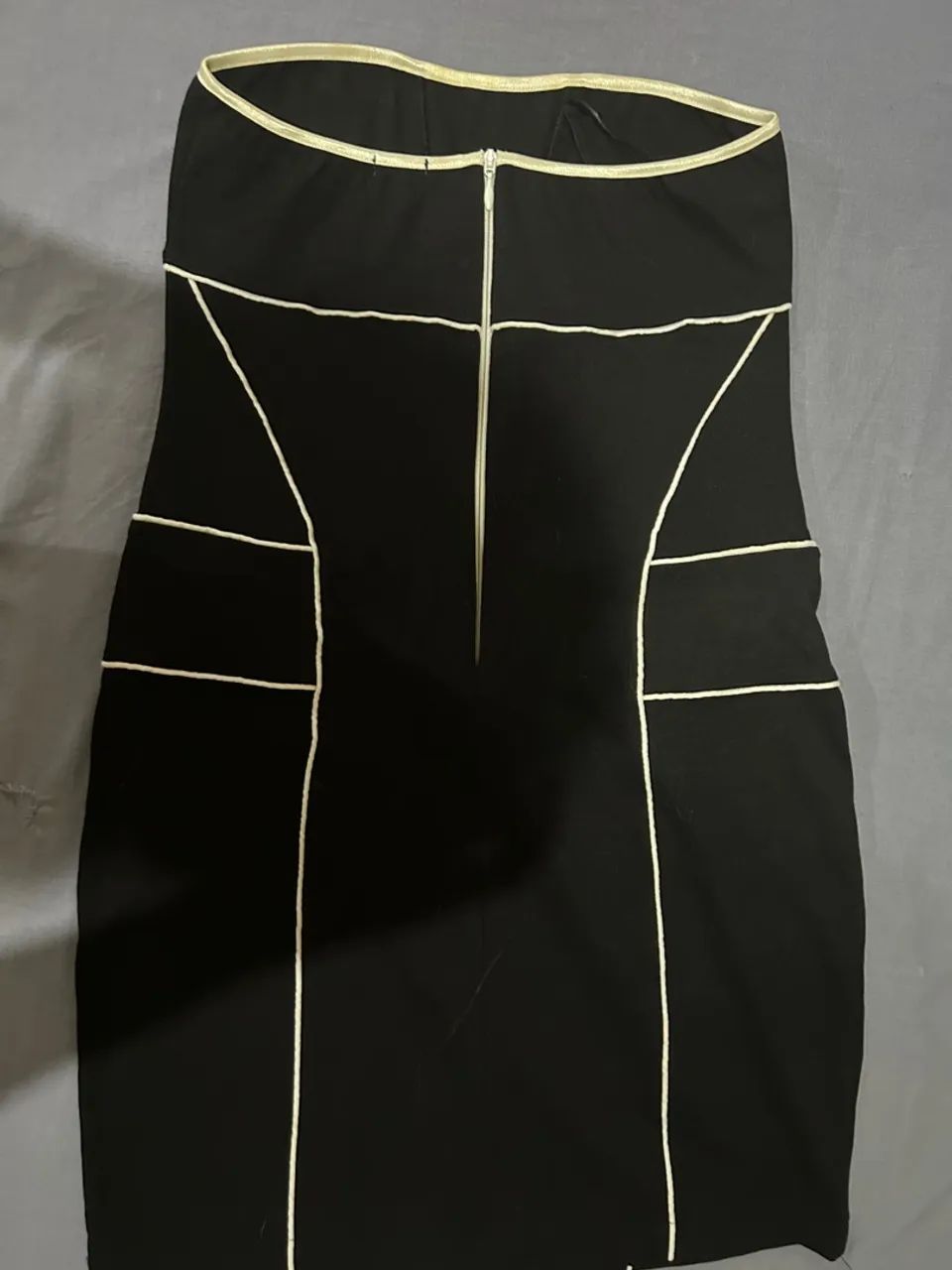 Vestido preto com detalhes em branco tomara que caia - Foto 2