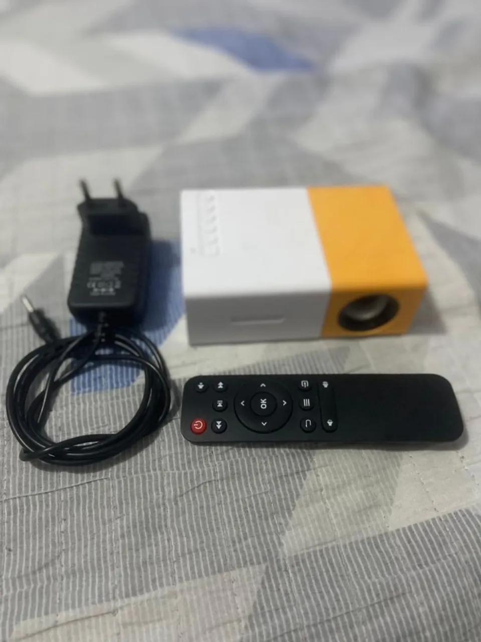 Mini Projetor Portátil Led 1080p 600 Lumens HDMI YG300 - Perfeito para filmes e jogos!