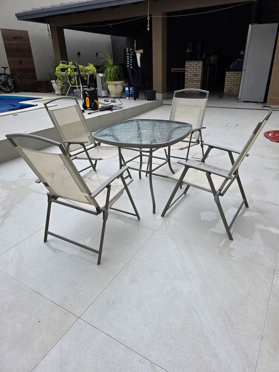 Conjunto de mesa e cadeiras para área externa