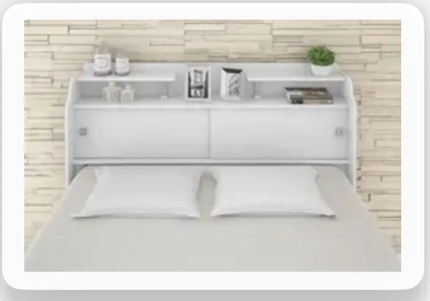 Cabeceira de cama com prateleiras e portas deslizantes