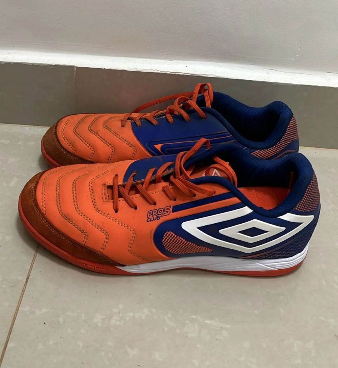 Chuteira futsal tamanho 46 seminova  - Foto 2