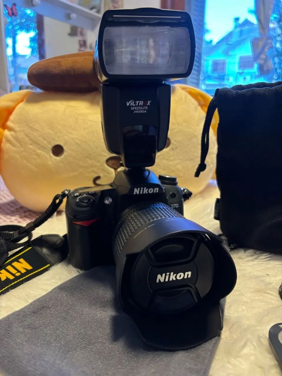 Câmera DSLR Nikon D7000 com Flash Speedlite