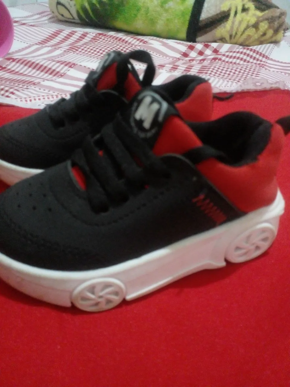 Tênis Infantil Preto e Vermelho com Rodinhas