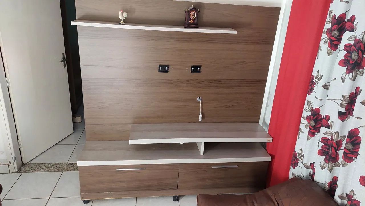 Painel de TV com rodinhas e 02 gavetas