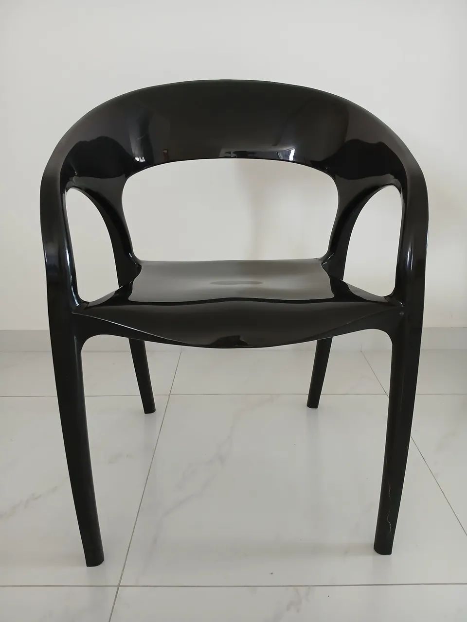 Vendo linda cadeira em plastico resistente usada