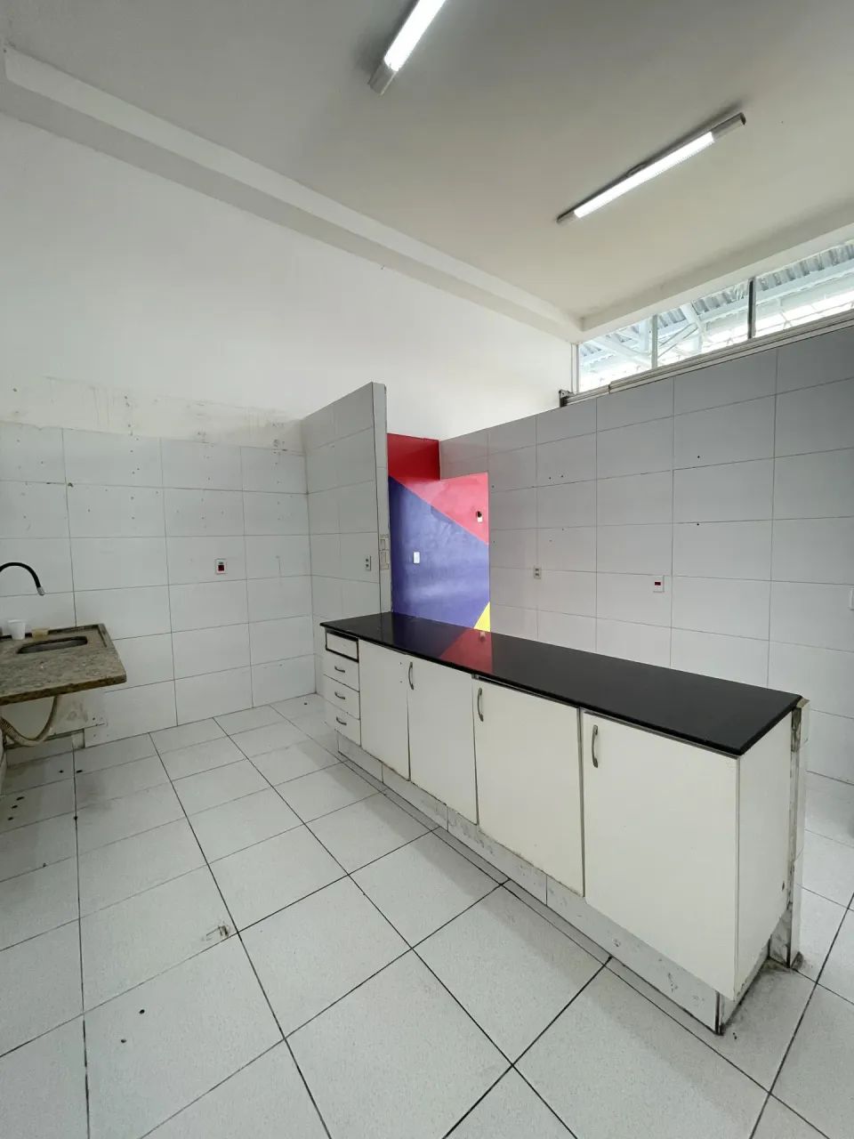 Sala para alugar na Avenida Tancredo Neves, bairro Jabotiana - Foto 3