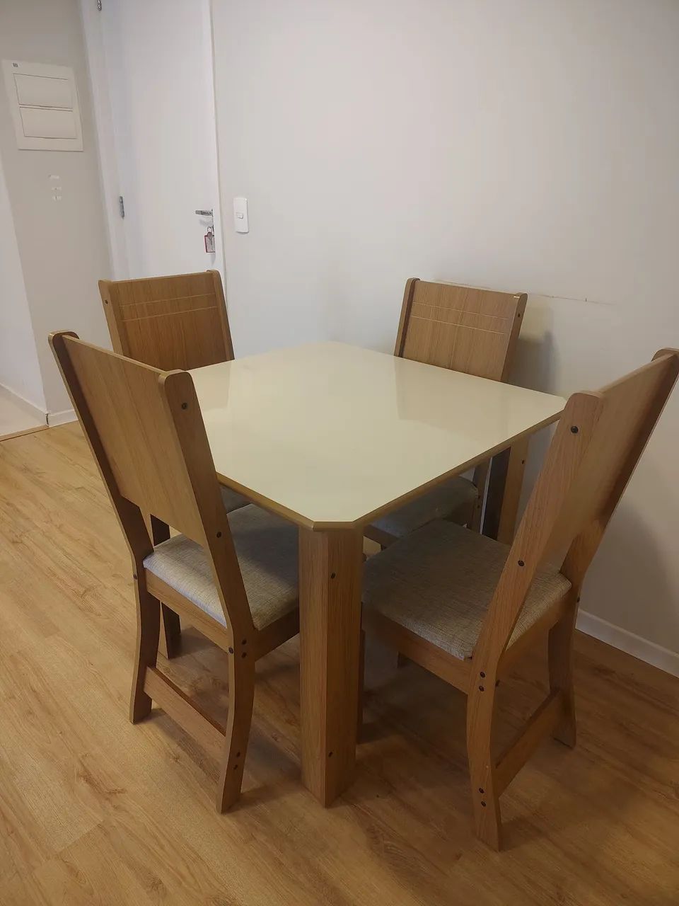 Mesa 4 cadeiraa nova