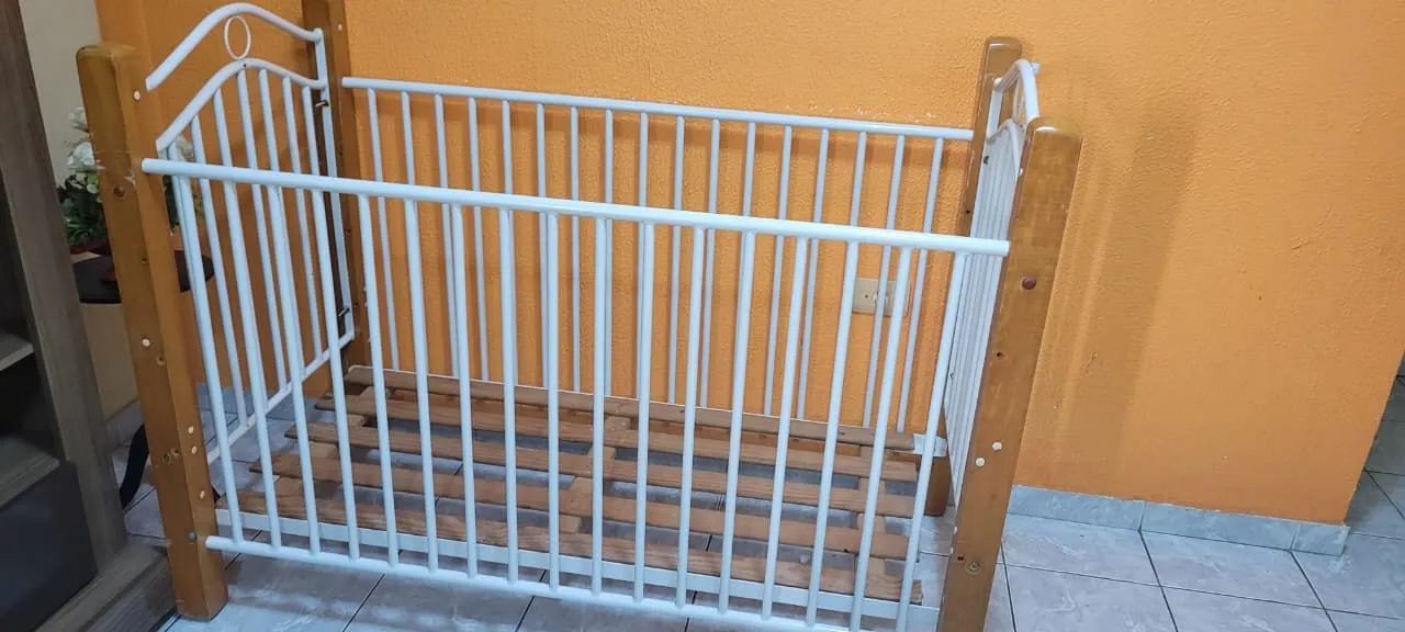 Vende-se Berço de madeira com ferro em excelente estado 