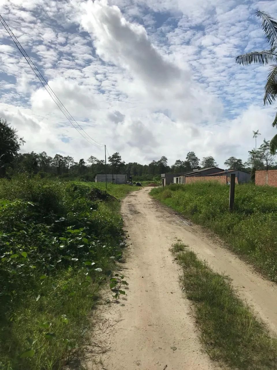 Vende-se este no bairro da aldeia