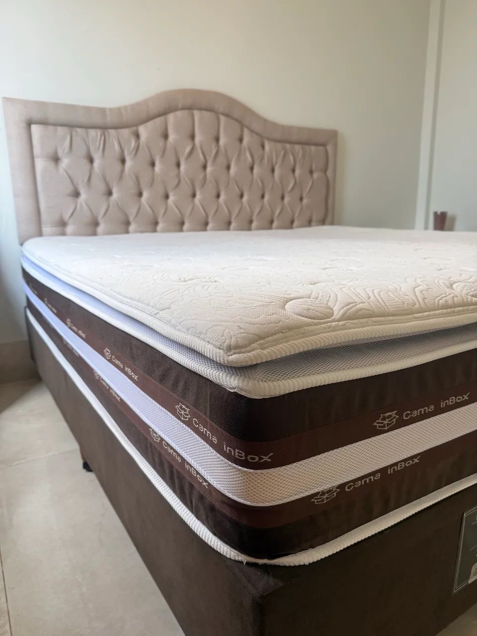 Cama box com Colchão King + Cabeceira + quadros decoração  - Foto 5