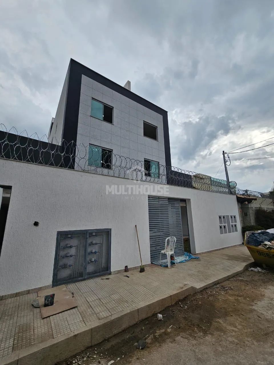 Apartamento com 2 Quartos e Ampla Área Externa para Aluguel no Copacabana