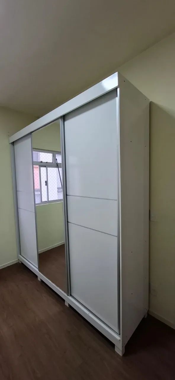 Guarda roupa grande com portas de correr e espelho