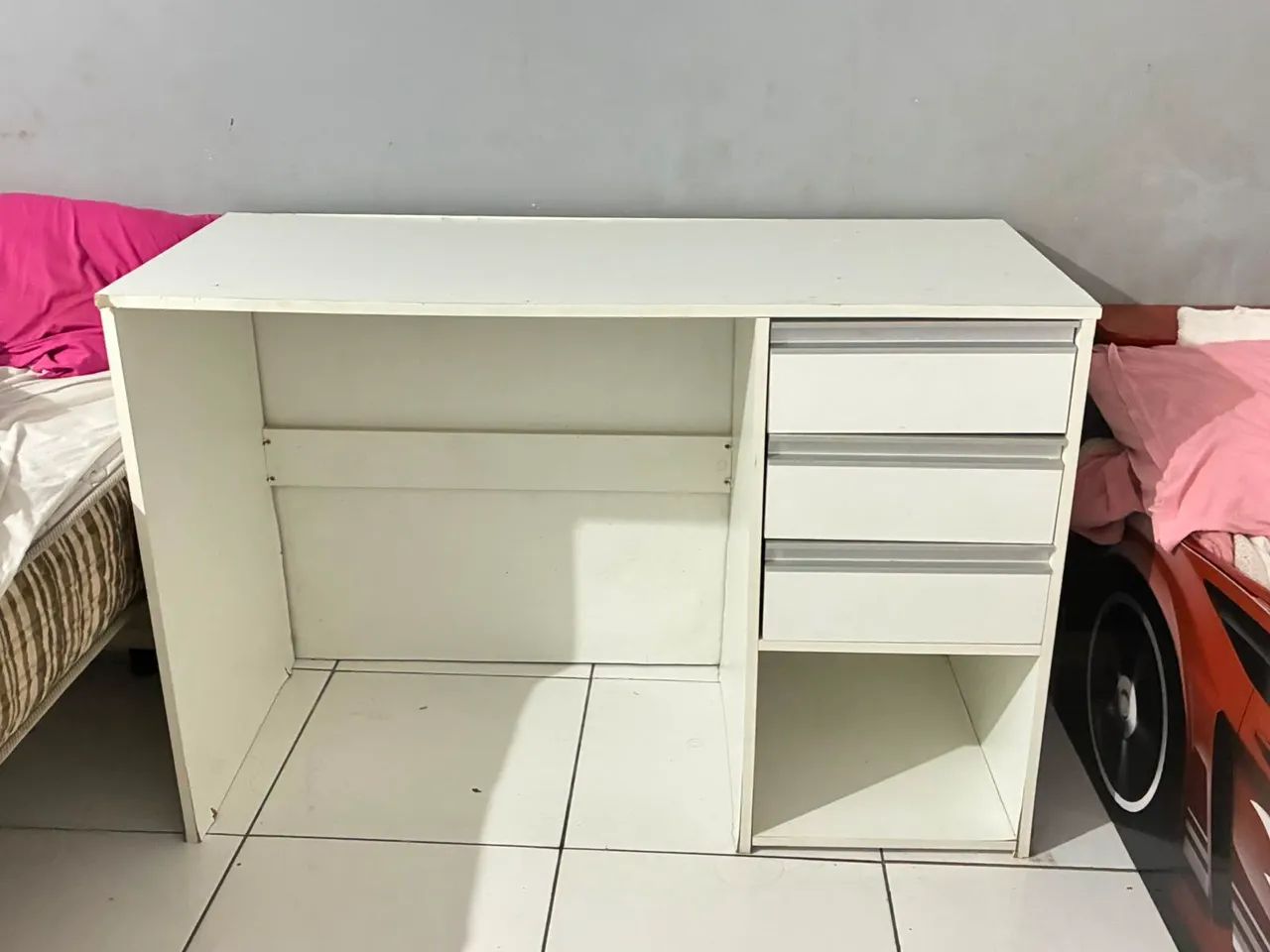 Escrivaninha  mdf com marcas de uso