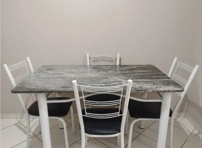 Mesa de mármore com 4 cadeiras