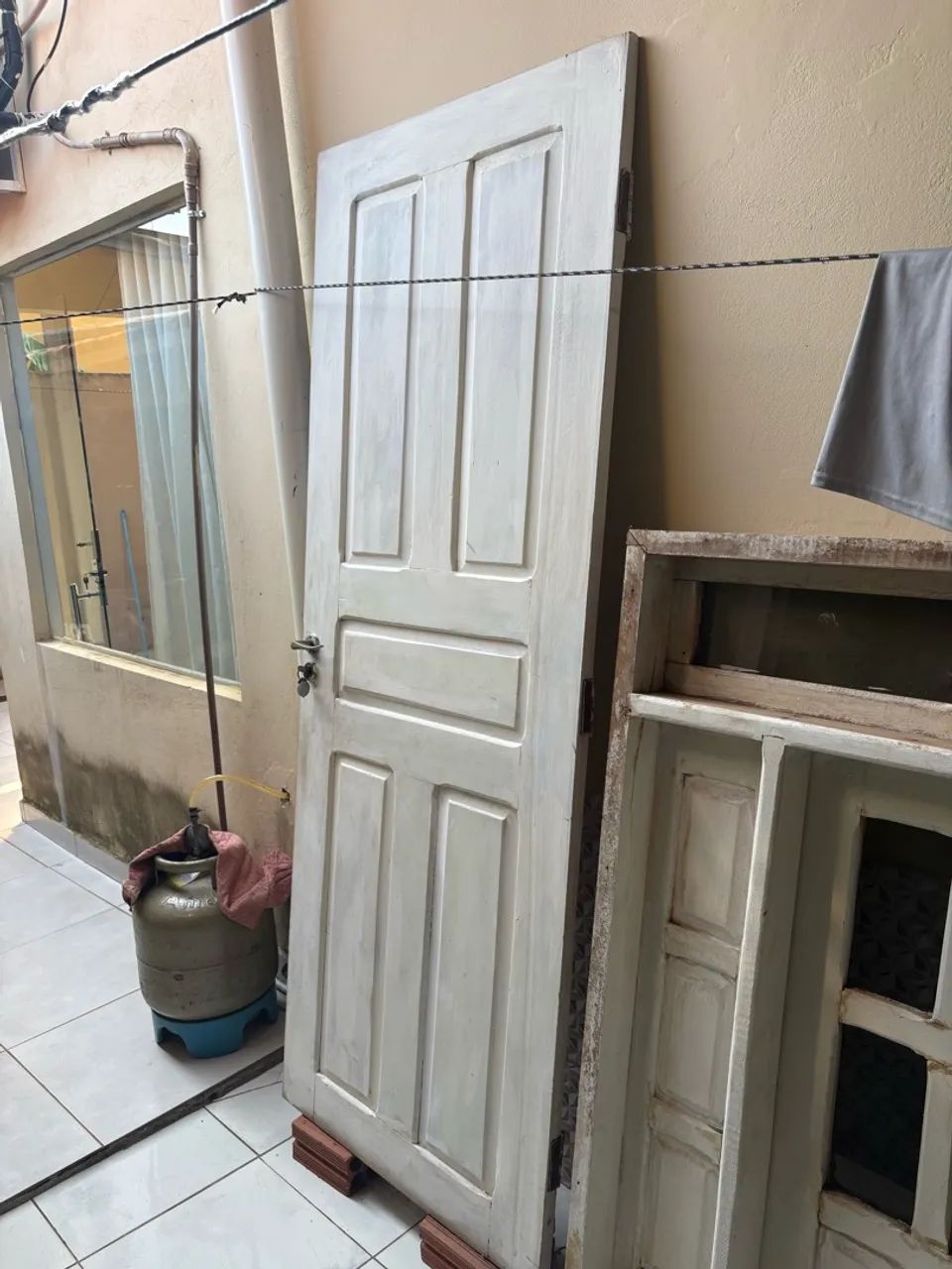 Porta e janela de madeira com vista  - Foto 2