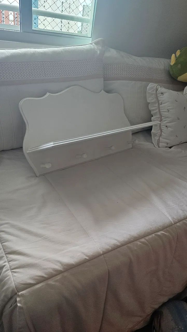 Prateleira para quarto de bebê 